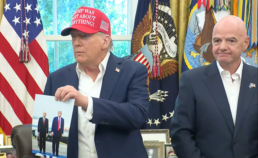 Trump annuncia l’iter della Coppa del Mondo 2026 (e mostra la foto con&nbsp;Putin)