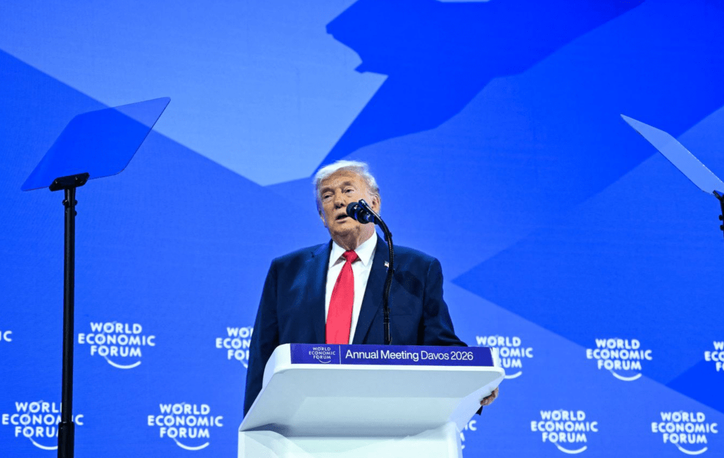 Trump a Davos rilancia l’America First globale: stoccate all’Europa, pressing sulla Groenlandia e linea dura su Medio Oriente e&nbsp;Iran