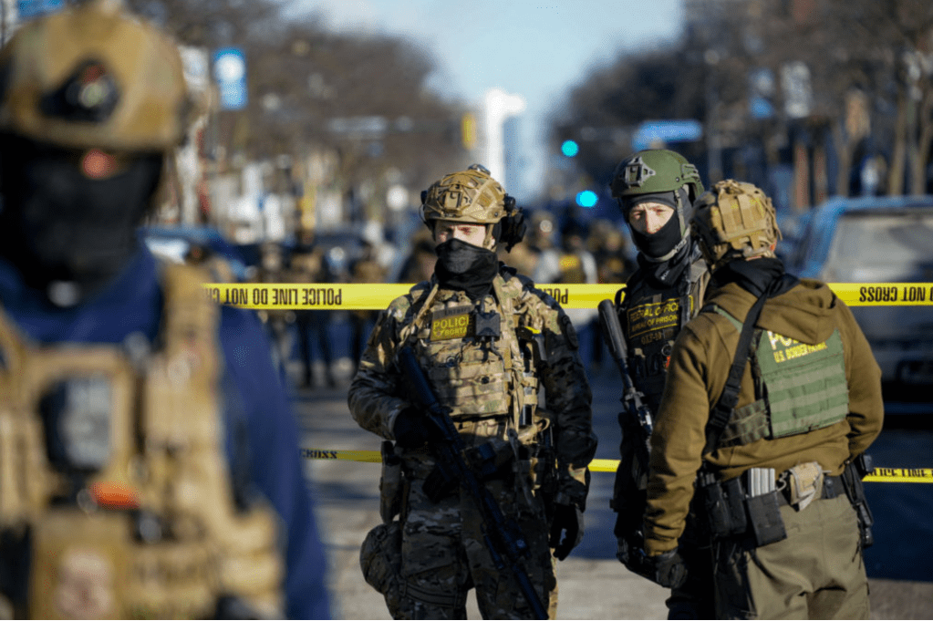 Minneapolis ancora sotto shock: uomo ucciso da agenti federali in pieno giorno durante un blitz sull’immigrazione