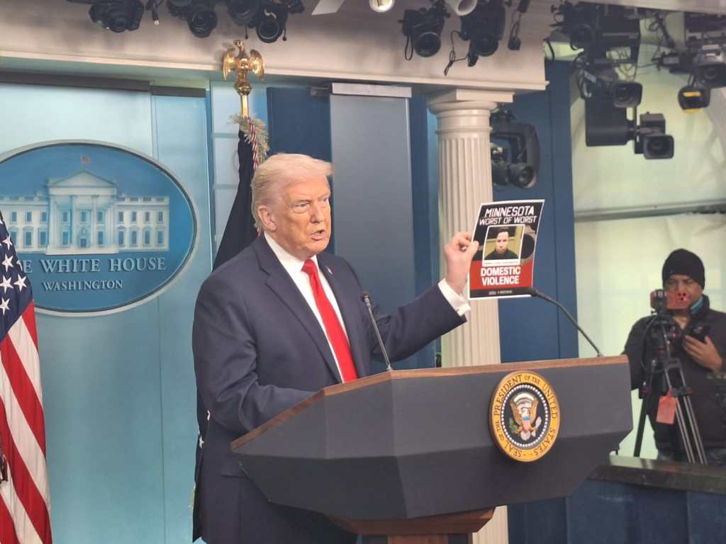 Trump festeggia il primo anniversario del suo insediamento nella Briefing Room: la Casa Bianca rivendica “365&nbsp;successi”