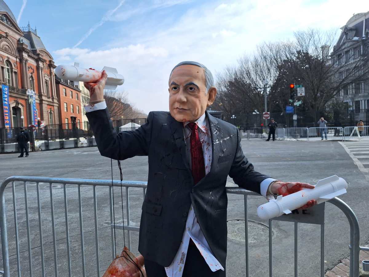 Vertice Trump-Netanyahu, dallo Studio Ovale nulla di “definitivo” sull’Iran: proteste davanti alla Casa Bianca&nbsp;(VIDEO)