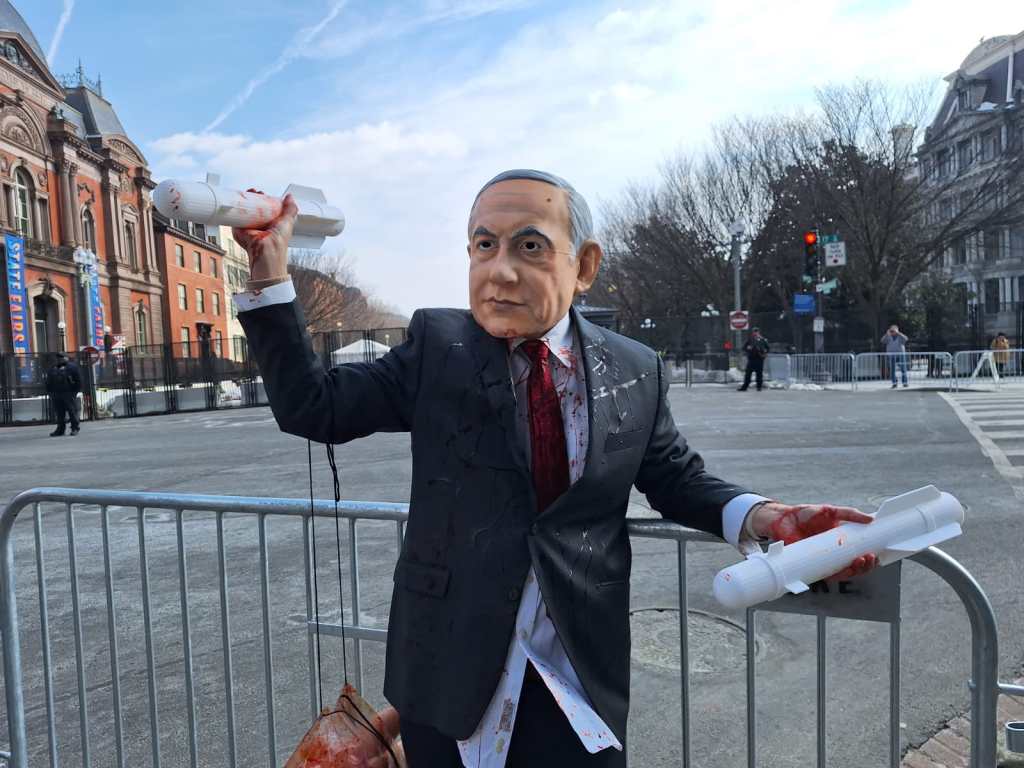 Vertice Trump-Netanyahu, dallo Studio Ovale nulla di “definitivo” sull’Iran: proteste davanti alla Casa Bianca&nbsp;(VIDEO)