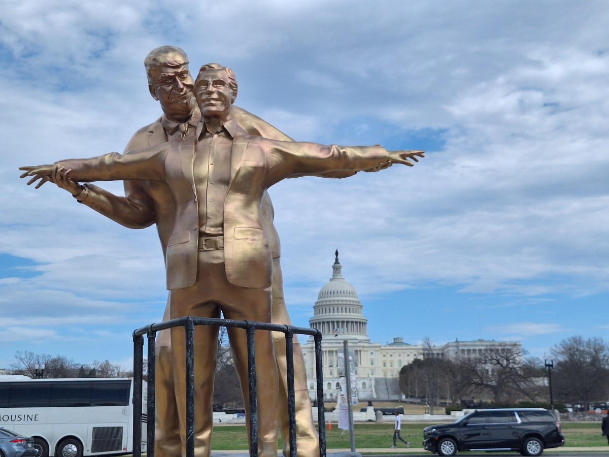 Statua in stile “Titanic” a Washington con Trump ed Epstein raffigurati come Jack e&nbsp;Rose