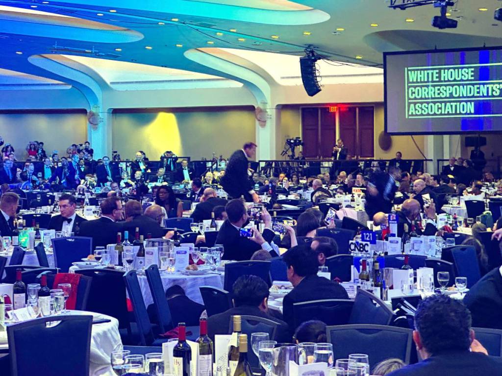 Spari alla cena dei corrispondenti con Trump, il racconto dei testimoni: “Panico in sala, tutti a terra e agenti tra i tavoli”&nbsp;(INTERVISTE)