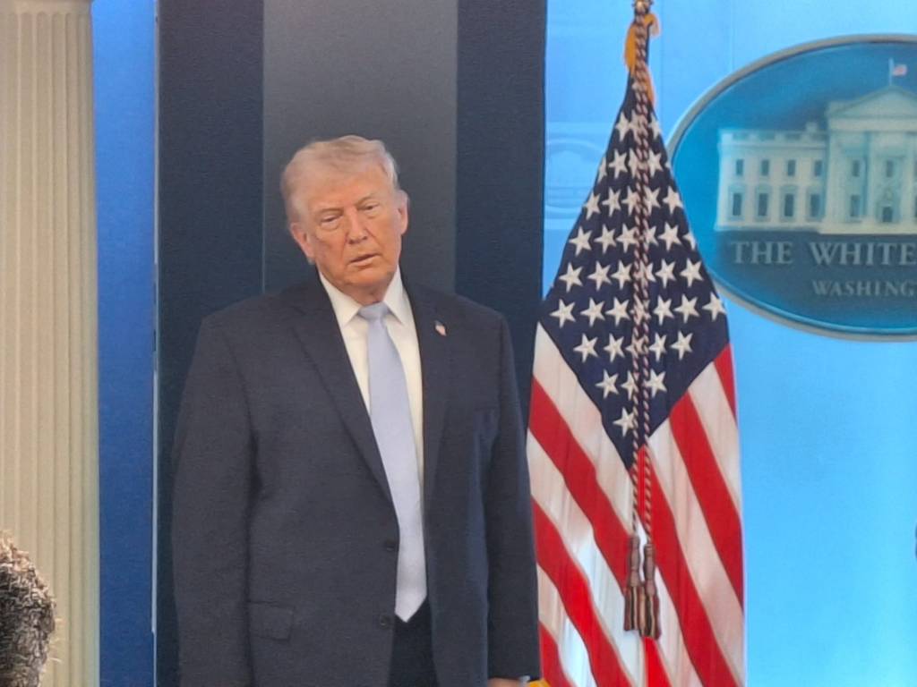 Trump sospende gli attacchi contro l’Iran e rinvia l’ultimatum: due settimane per negoziare su Hormuz e cessate il fuoco