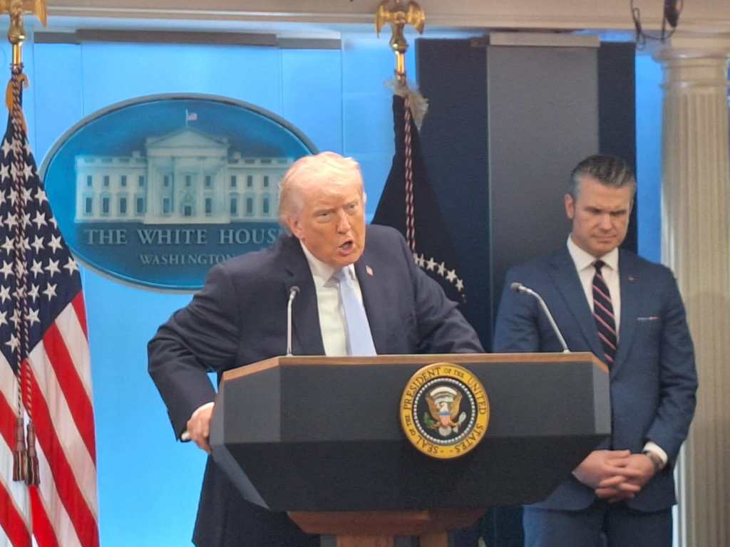 Trump minaccia attacco all’Iran e distruzione di ponti e centrali: ultimatum su Hormuz entro martedì