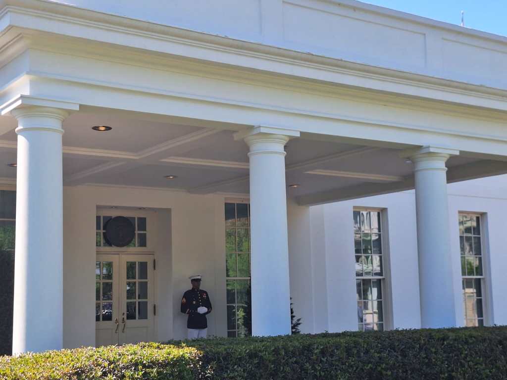 Colloqui Usa-Iran a Islamabad, Vance è ancora alla Casa Bianca: diplomazia in&nbsp;bilico