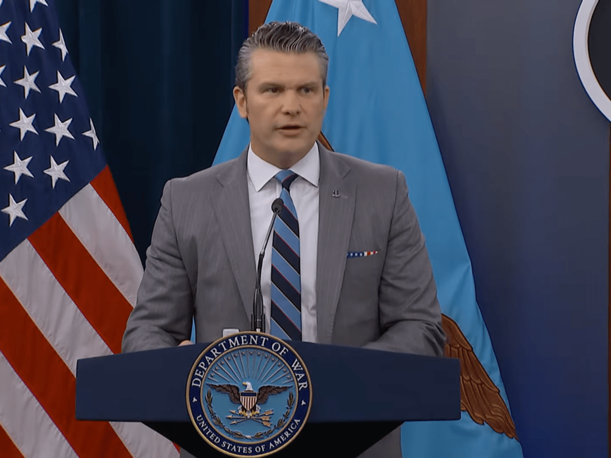 Stati Uniti, Hegseth annuncia escalation militare contro l’Iran: blocco navale globale e operazioni coordinate su più&nbsp;fronti
