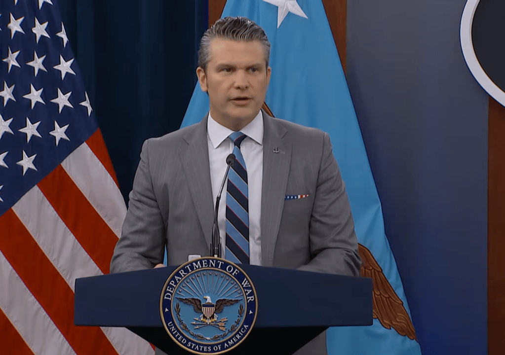 Stati Uniti, Hegseth annuncia escalation militare contro l’Iran: blocco navale globale e operazioni coordinate su più&nbsp;fronti