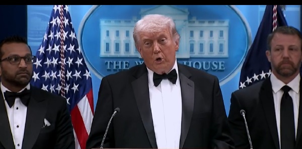 Sparatoria alla cena dei corrispondenti, Trump evacuato: fermato&nbsp;l’attentatore