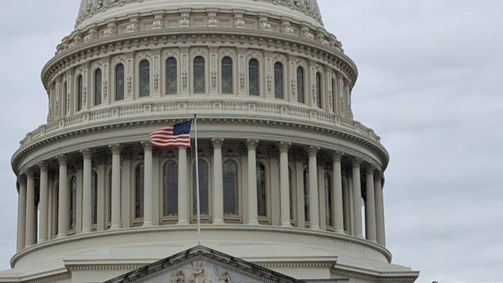 Usa verso le elezioni di midterm: Trump al 37% nei sondaggi mentre crescono paura, inflazione e divisioni politiche (VIDEO)