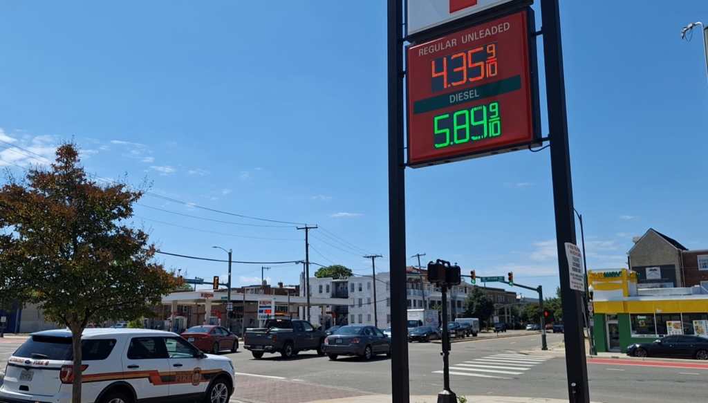 Benzina oltre i 4 dollari negli Stati Uniti: la crisi con l’Iran fa esplodere i costi e cresce la rabbia degli americani (IL VIDEO)