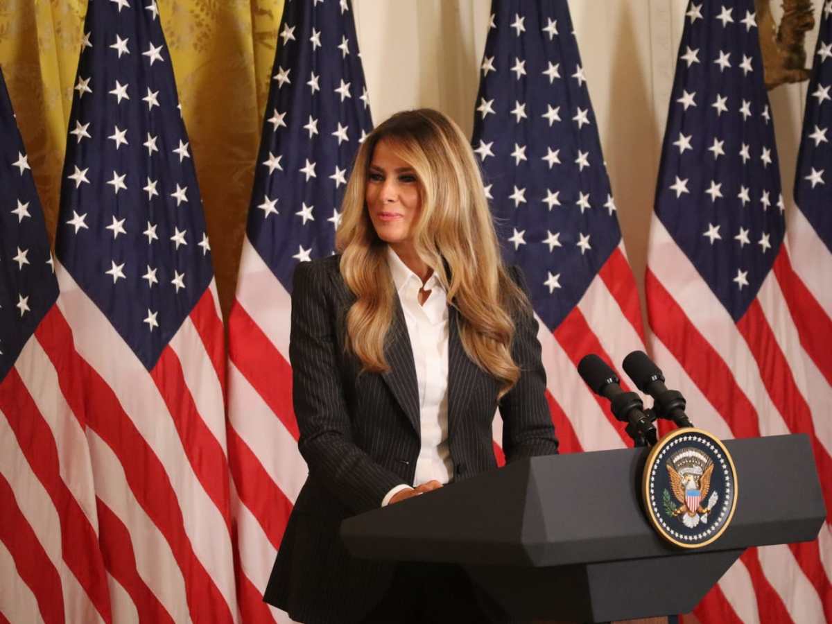 Melania Trump premia i campioni dell’Intelligenza Artificiale: “L’IA aprirà nuove porte al futuro dell’America”&nbsp;(VIDEO)