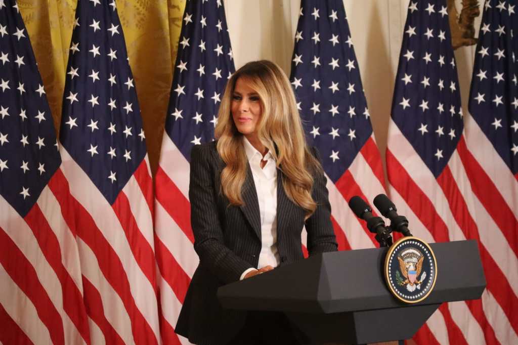 Melania Trump premia i campioni dell’Intelligenza Artificiale: “L’IA aprirà nuove porte al futuro dell’America”&nbsp;(VIDEO)