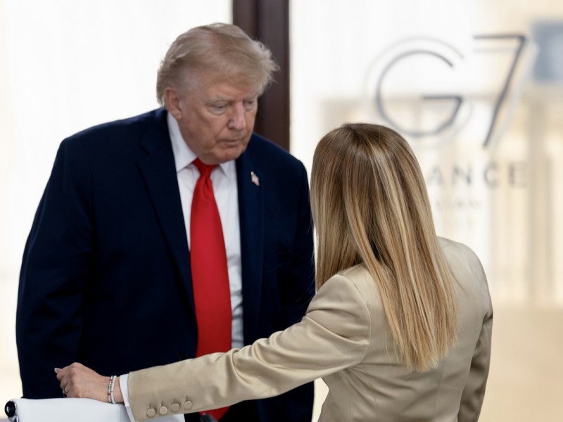 Bufera Trump-Meloni: “Mi implorò per una foto”. La risposta della premier: “L’Italia non implora&nbsp;mai”