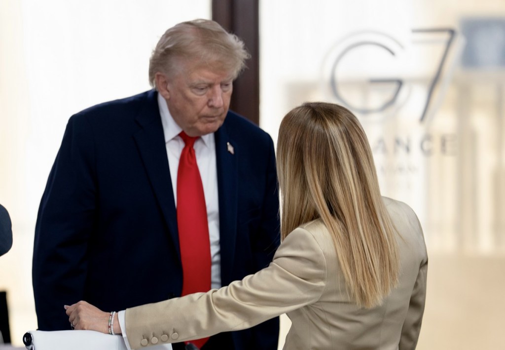 Bufera Trump-Meloni: “Mi implorò per una foto”. La risposta della premier: “L’Italia non implora mai”
