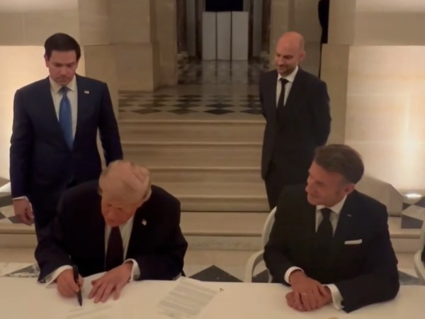 Iran, Trump firma a Versailles l’intesa preliminare: “Passo storico, ma non è ancora l’accordo&nbsp;finale”