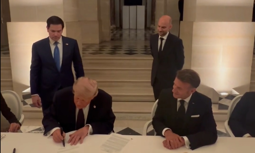Iran, Trump firma a Versailles l’intesa preliminare: “Passo storico, ma non è ancora l’accordo&nbsp;finale”