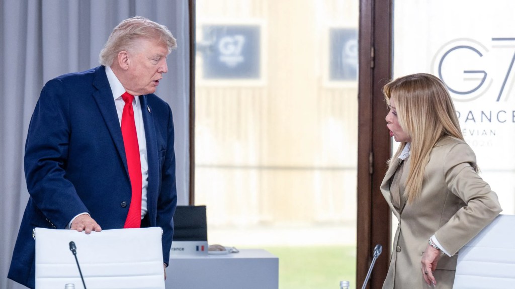 Trump attacca Meloni dopo il G7: “Vuole riavvicinarsi per il consenso”. La premier replica: “Difendo l’Italia”